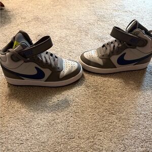 Nike Gray and Blue Sneakers Mid-Top Design